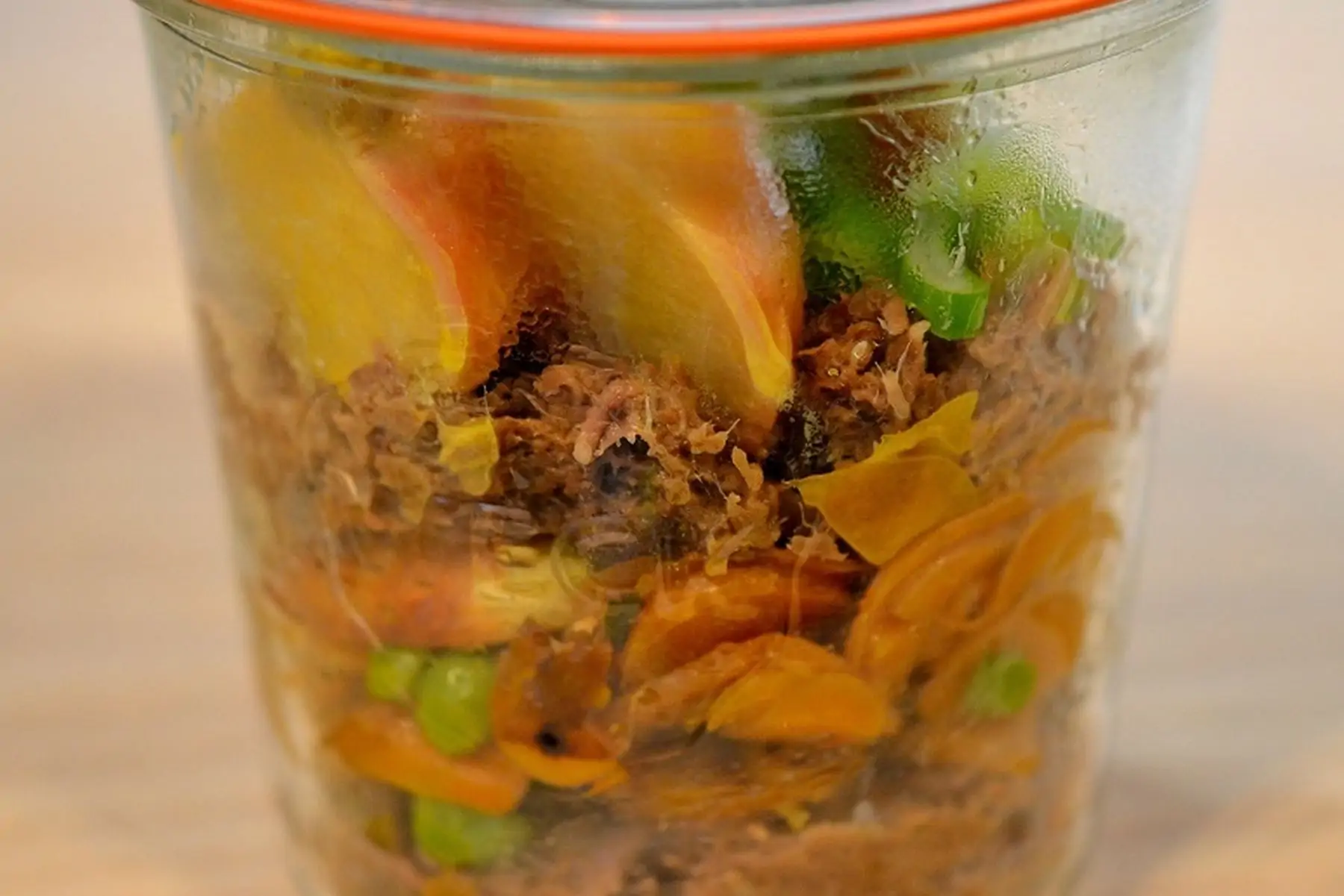 effiloché de boeuf, petit pois carottes et navets glacés