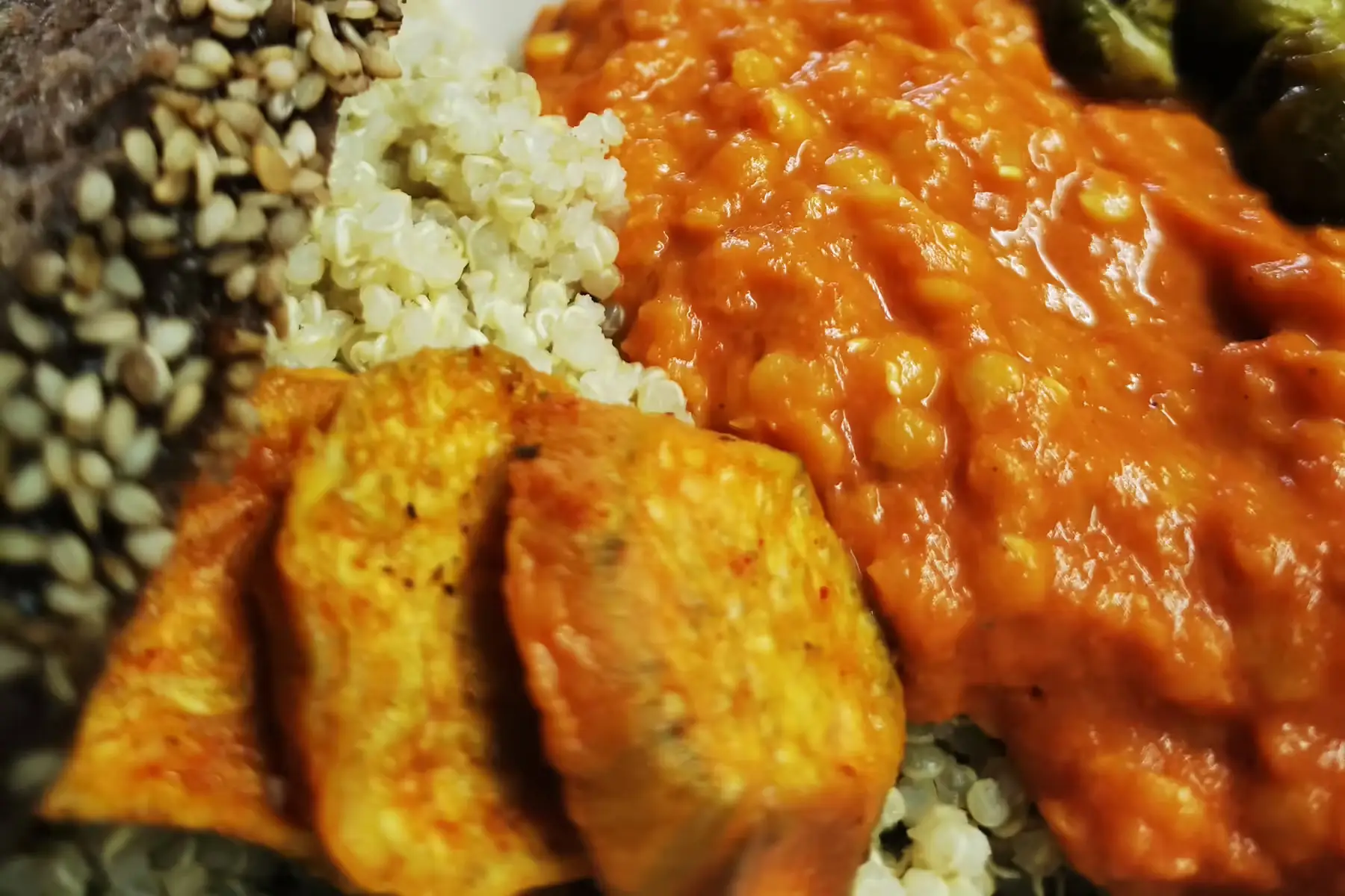 dalh de lentilles corail, quinoa, courge et pois chiches, pain vapeur v sg sl