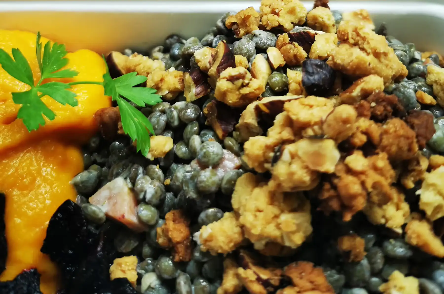 box: ragoût de lentilles, semoule maïs riz, pain vapeur douce v sg