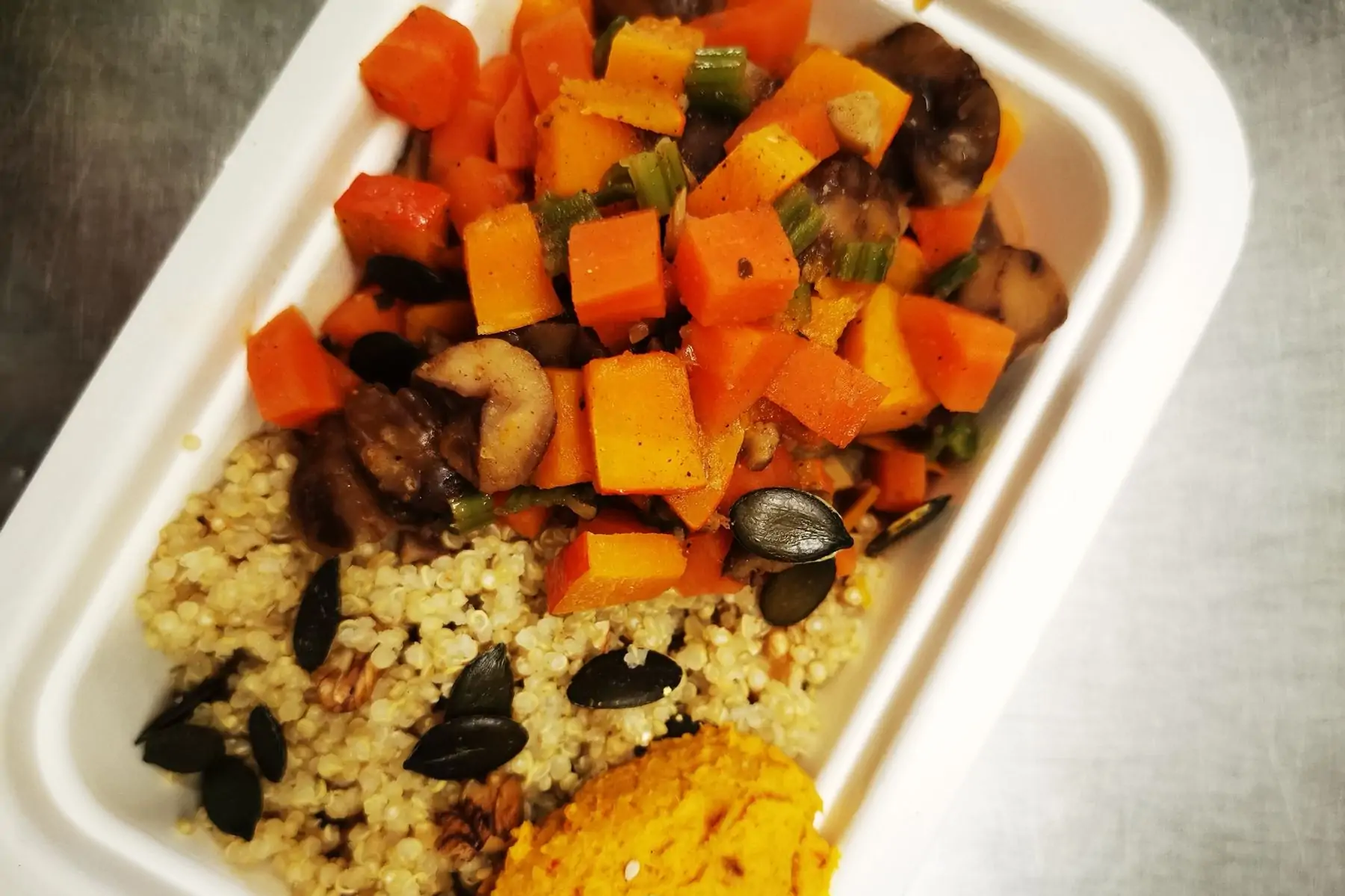 tajine aux légumes d'hiver, semoule et pain vapeur douce v sg sl