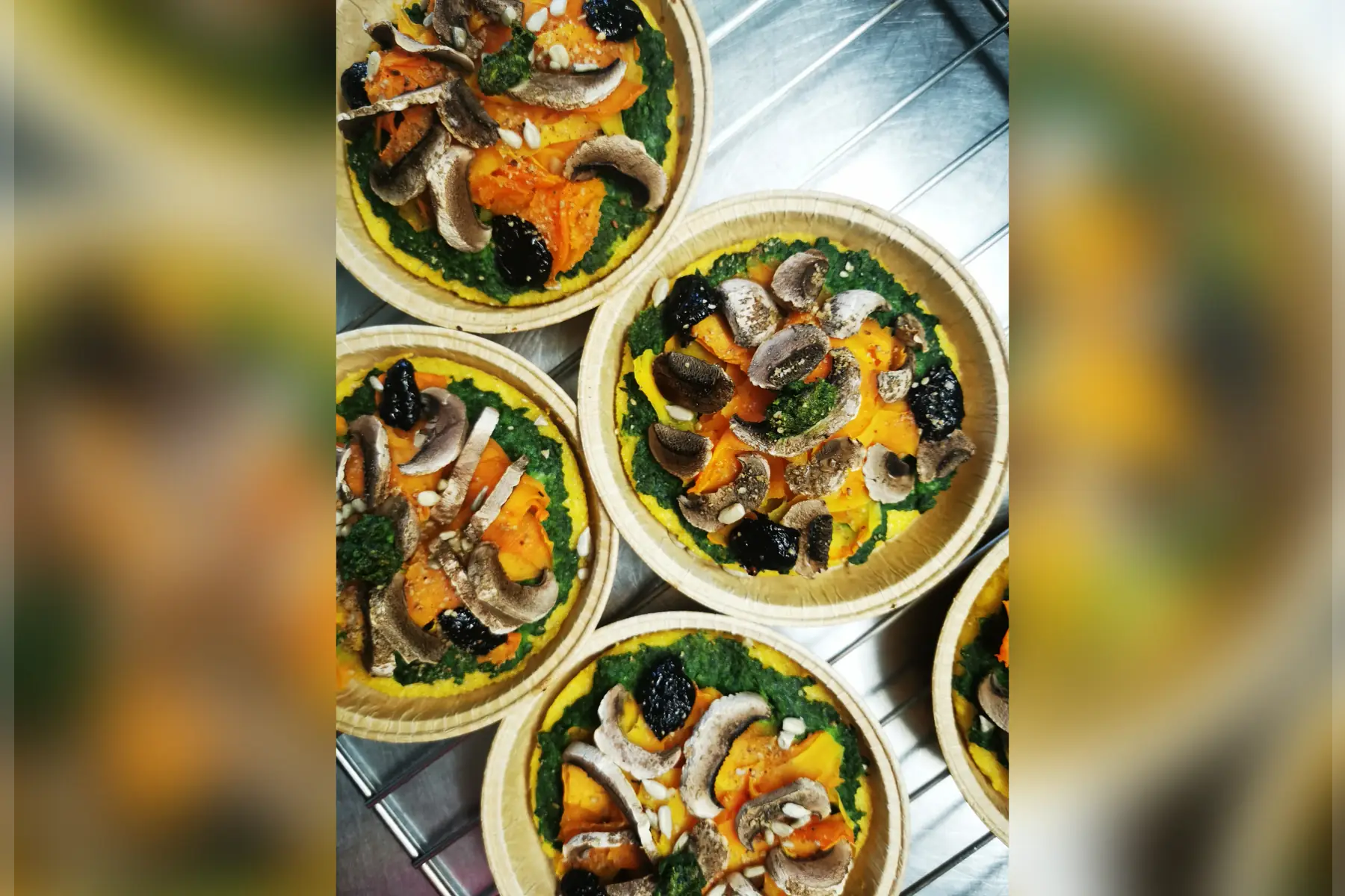 pizza de polenta, pesto de roquette, légumes et olives noires v sg