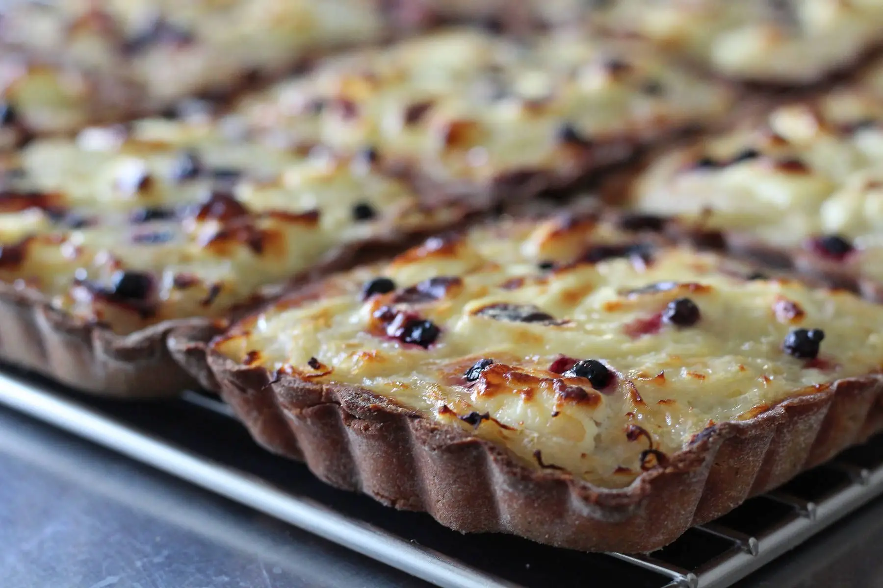 tarte aux oignons bronzés d'amposta et tomme de brebis vg sg