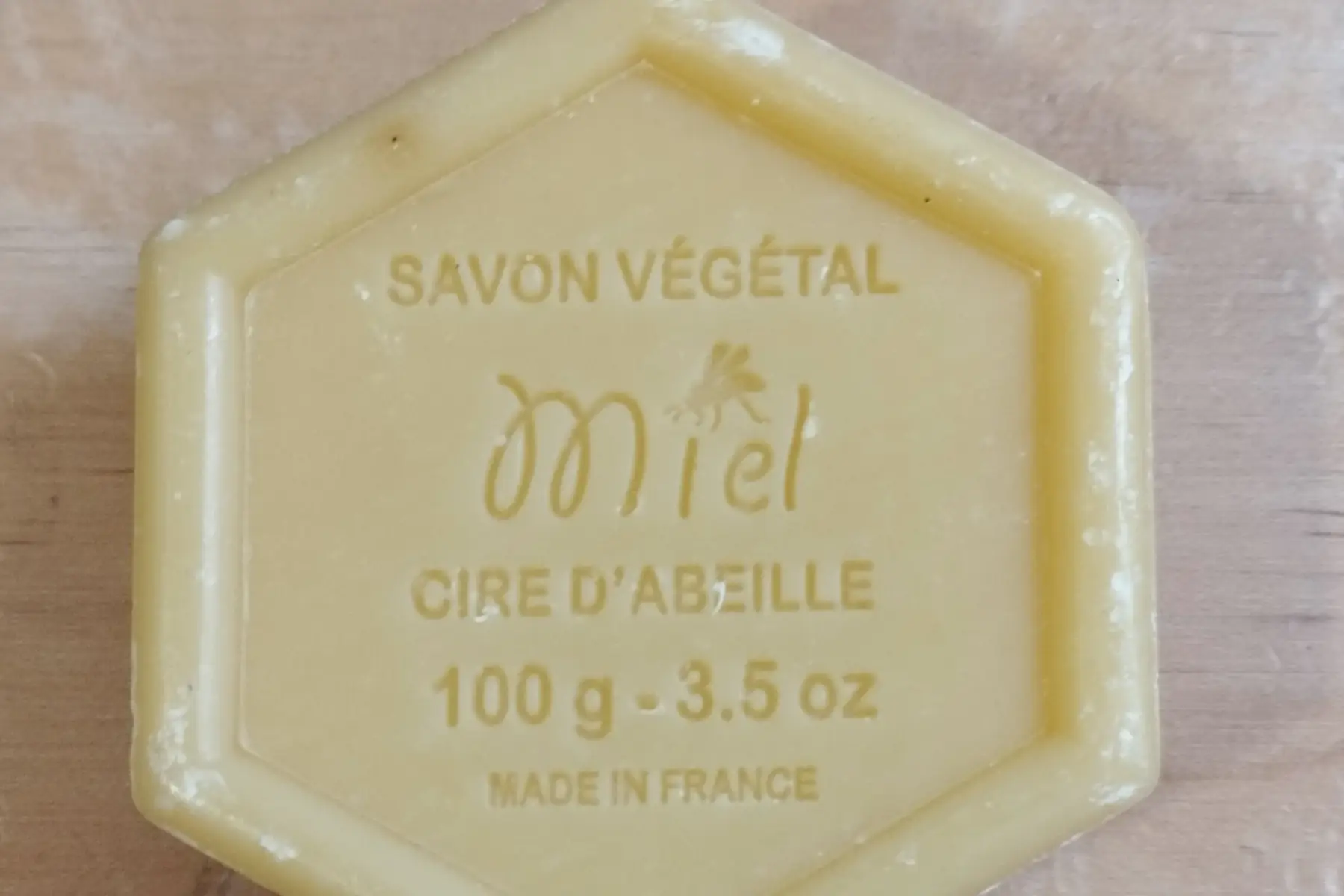 cosmétique : savon à la cire d'abeille
