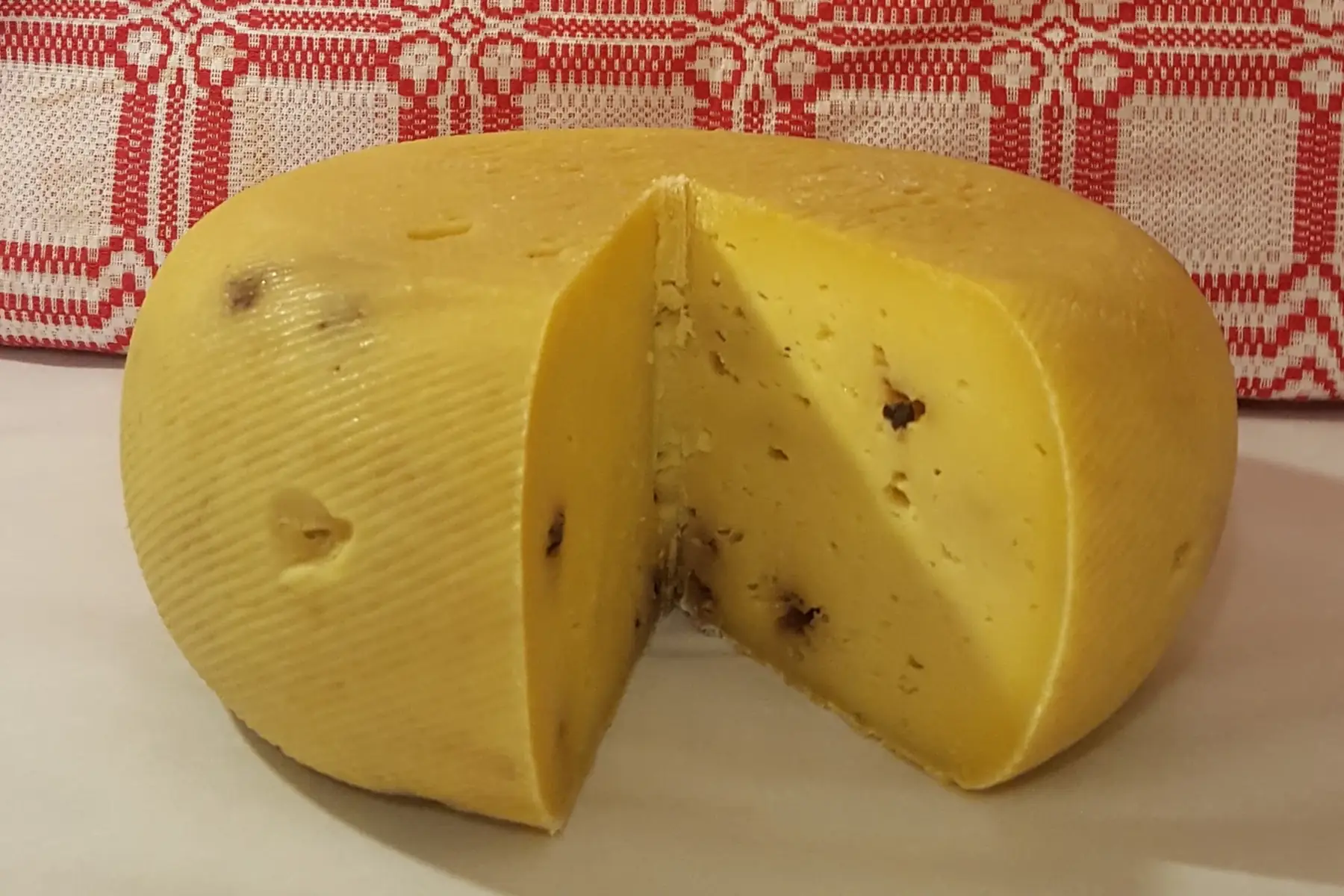 fromage de vache au lait cru bio parfumé à l'ail noir