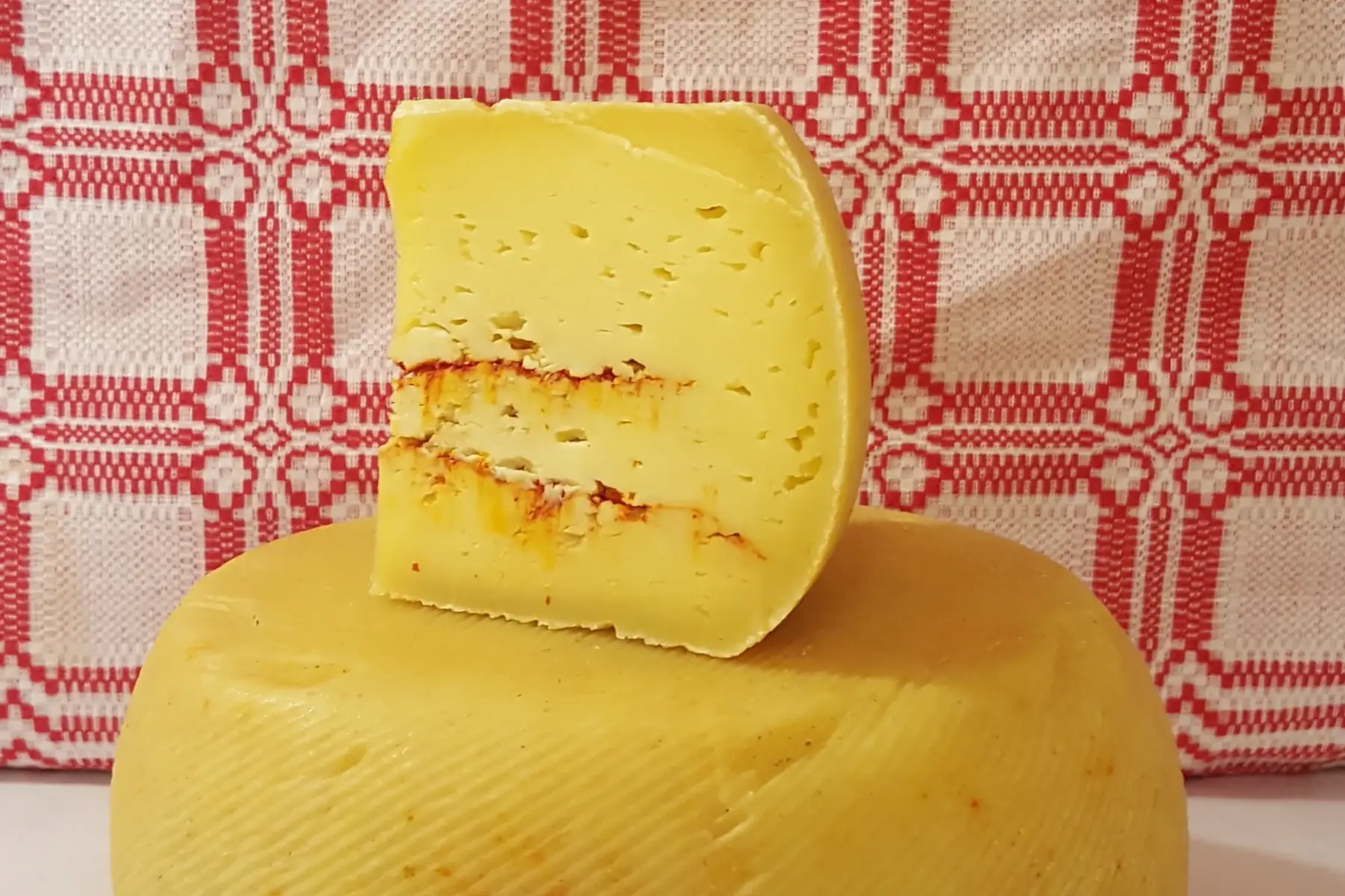 fromage de vache au lait cru bio parfumé au piment d'espelette
