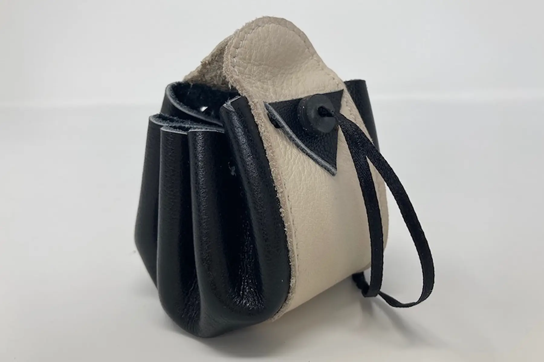 bourse noire et blanche