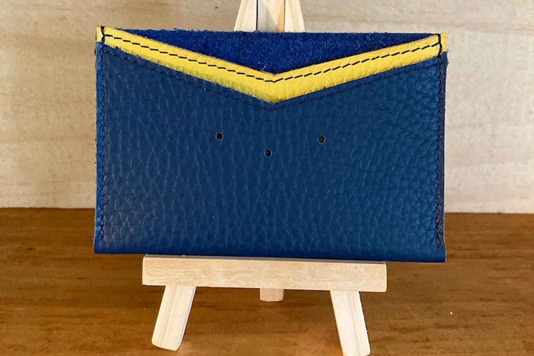 porte-cartes bleu et jaune