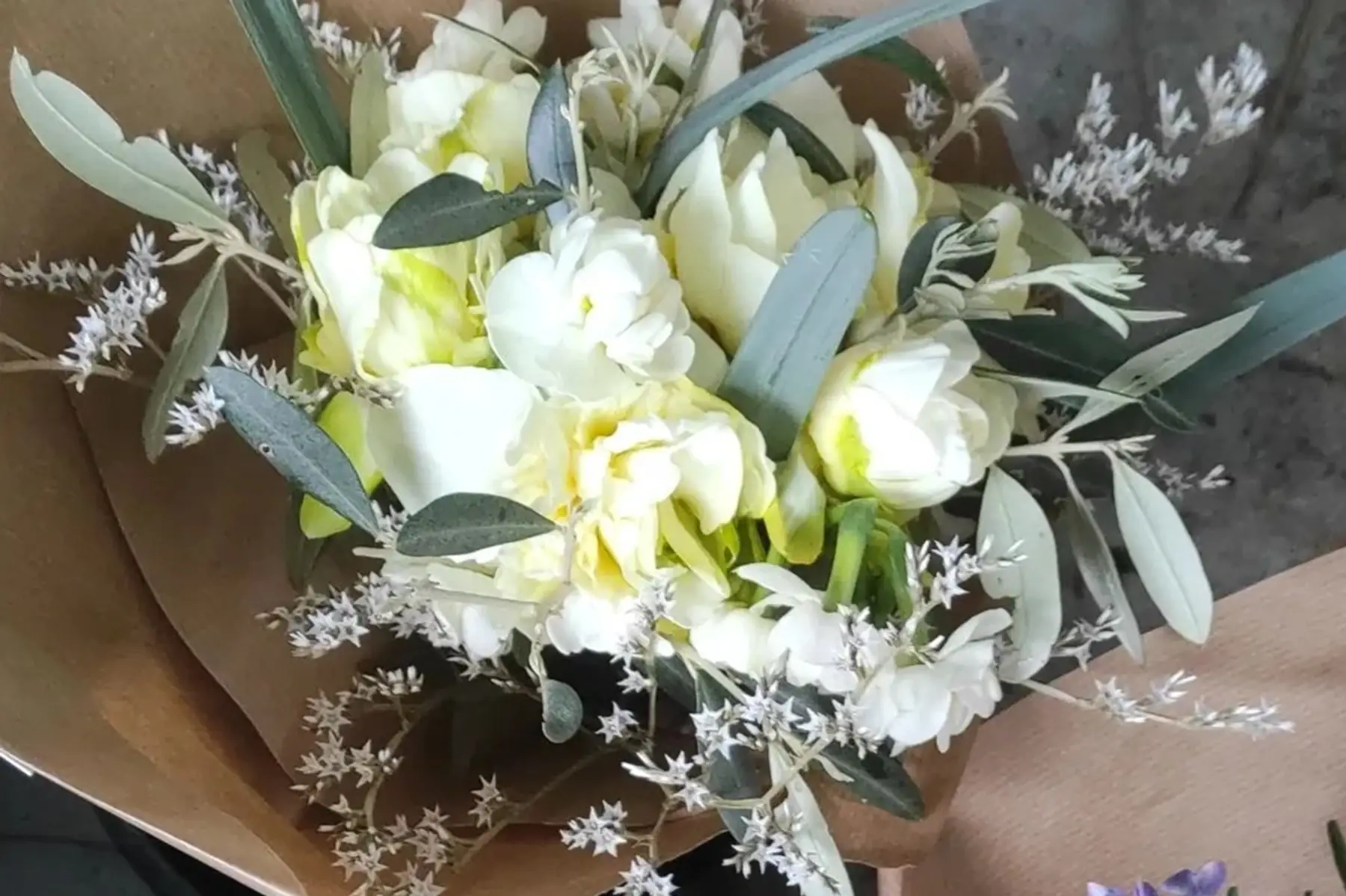 Petit bouquet de printemps (blanc et vert)