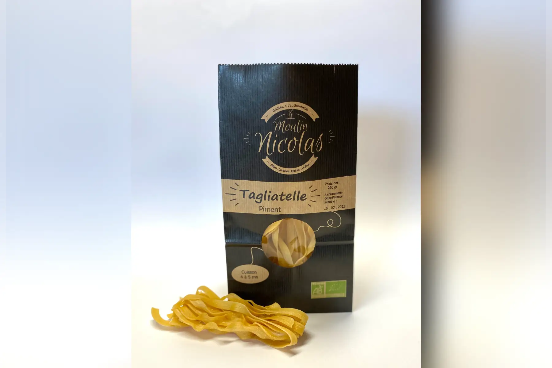 pâtes blanches tagliatelle au piment