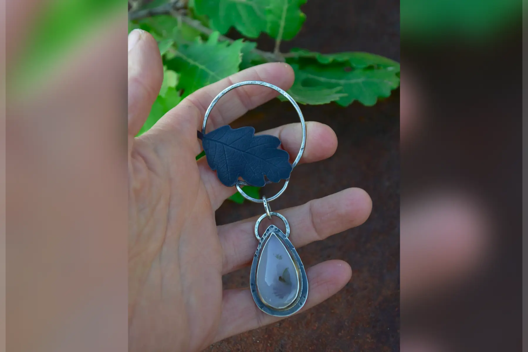 pendentif feuille de chêne, agate denditrique, argent 925 et cuivre patiné