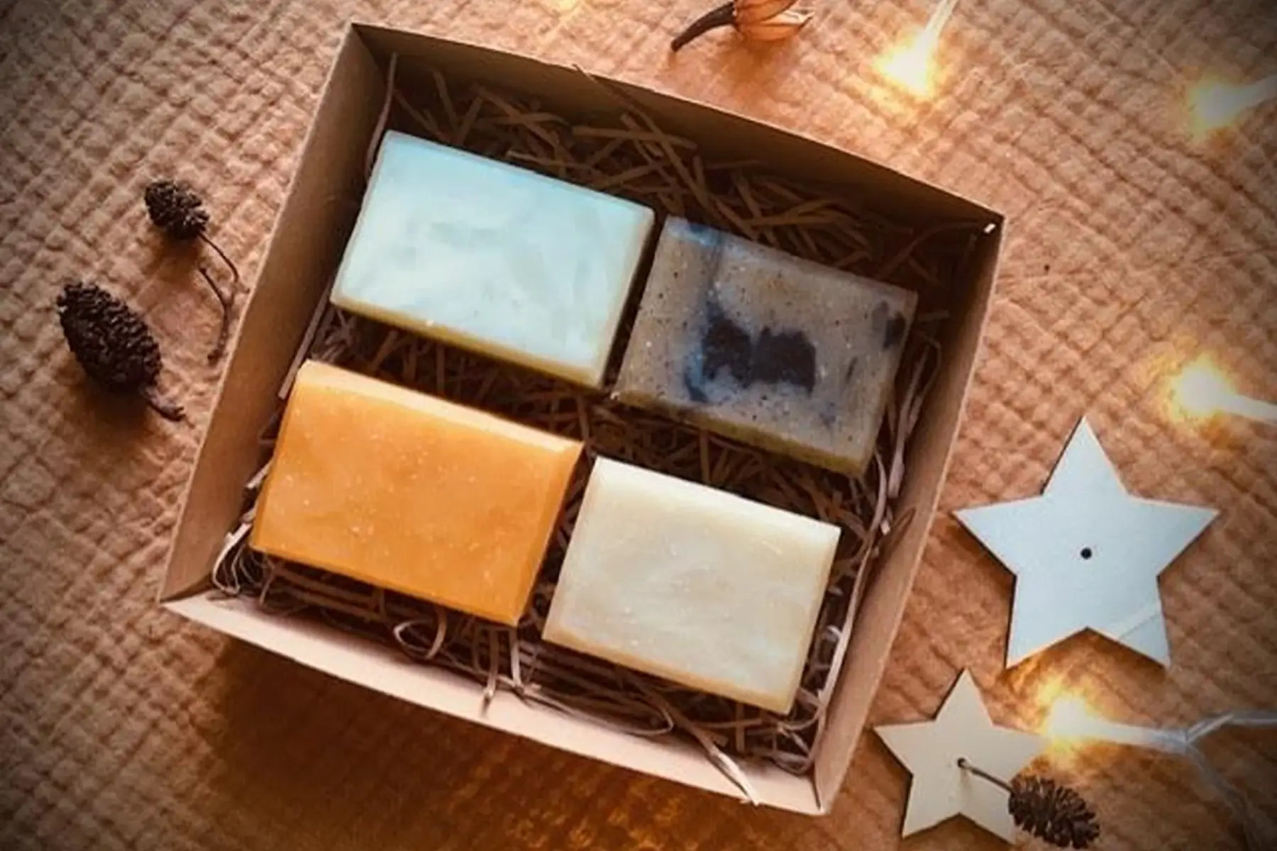 coffret découverte 4 savons = 1 marbré + 2 parfumés + 1 neutre