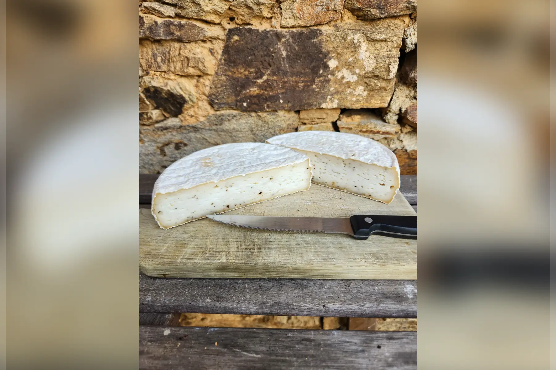 Tomme fermière de chèvre au poivre
