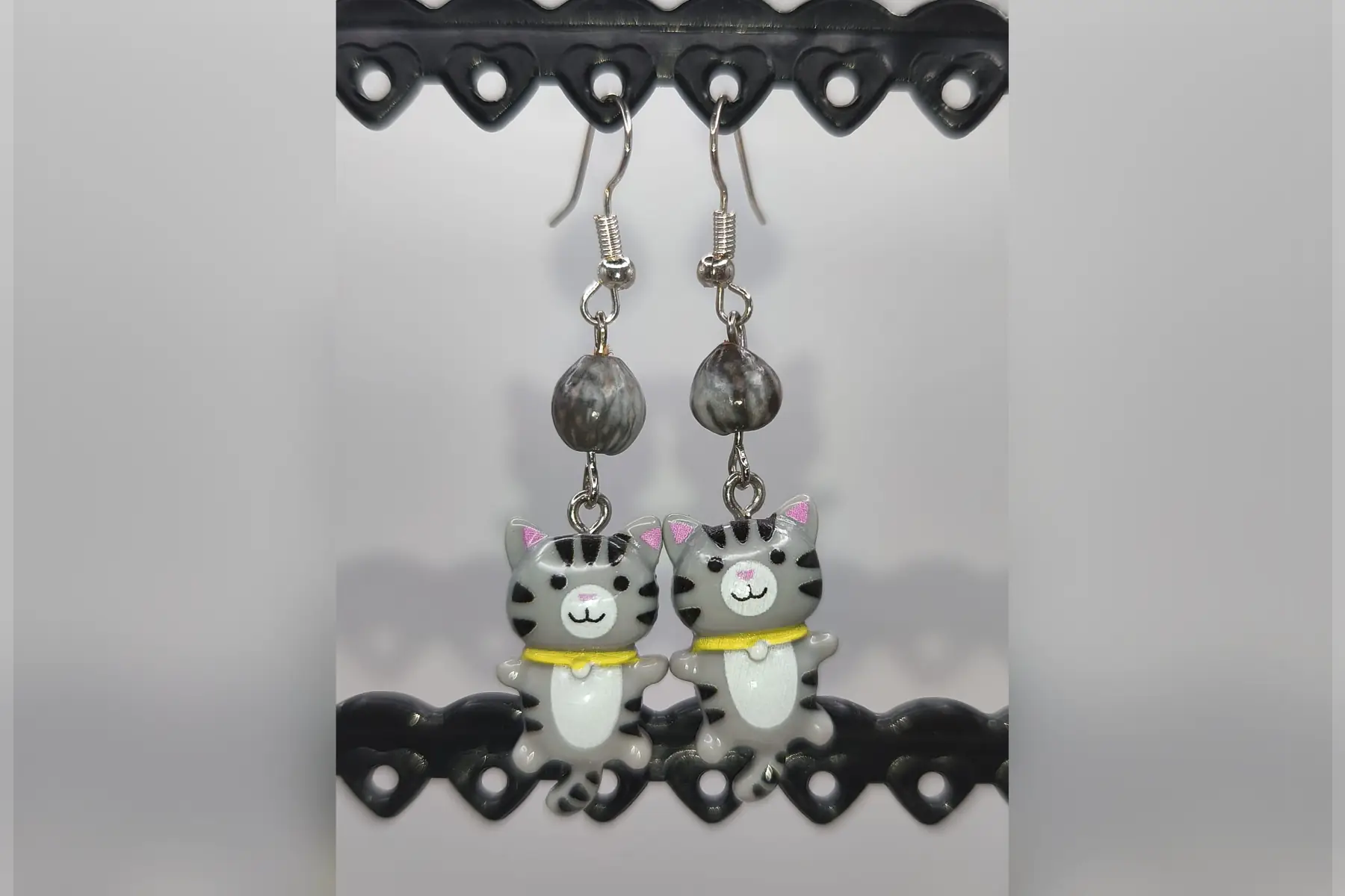 Boucles d’oreilles chat tigré gris