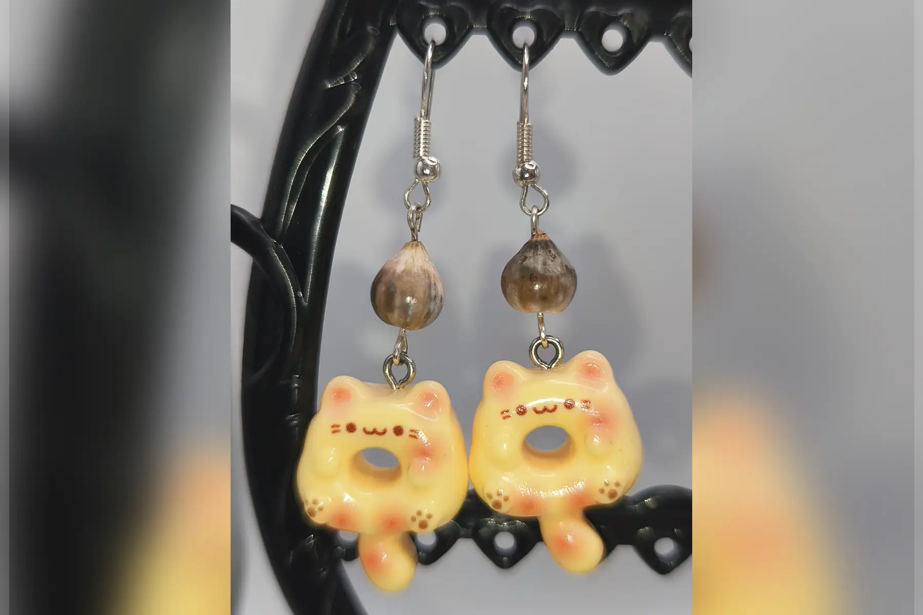 Boucles d’oreilles Donut chat beige