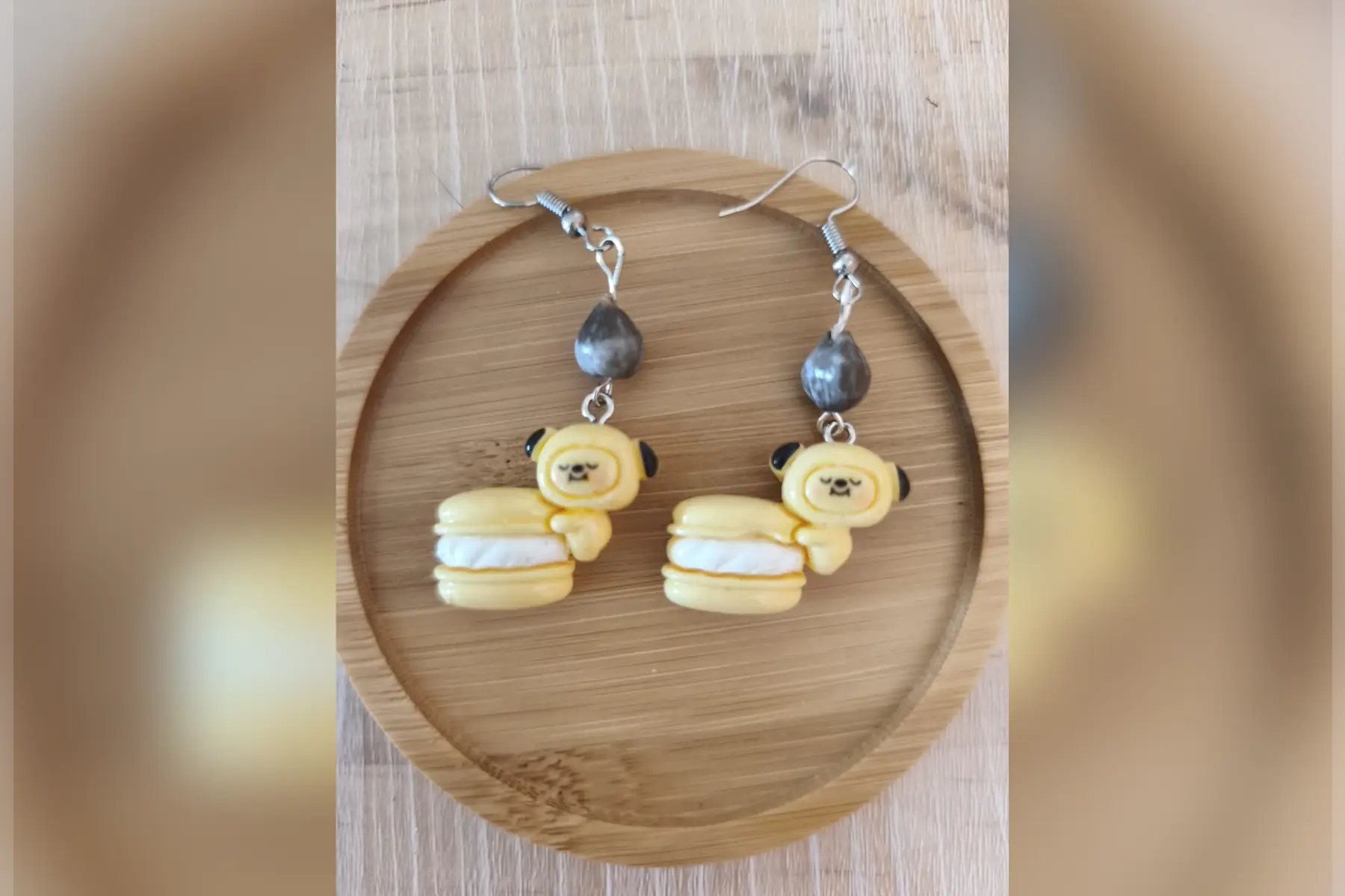 Boucles d’oreilles macarons personnage jaune
