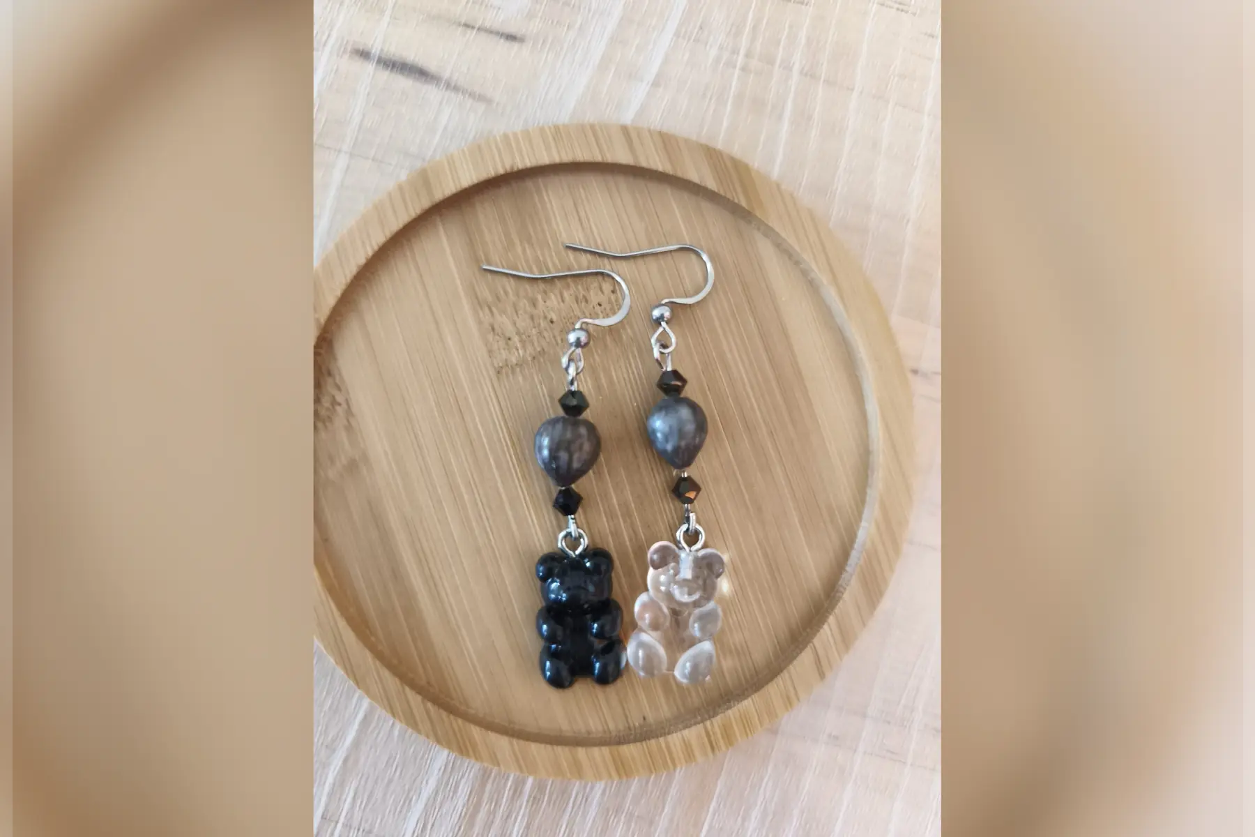 Boucles d’oreilles bonbon ourson asymétrique noir et blanc