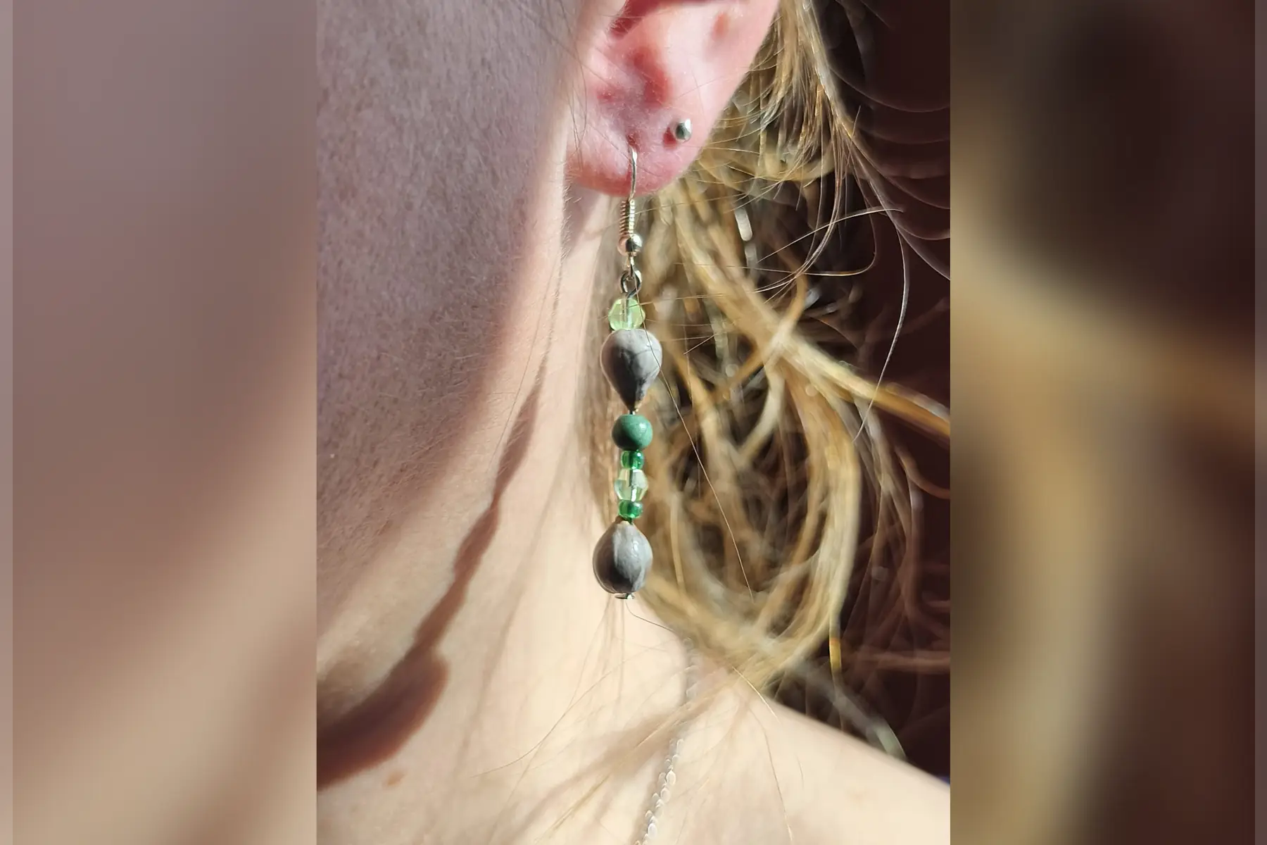 Boucles d’oreilles vertes multiples perles