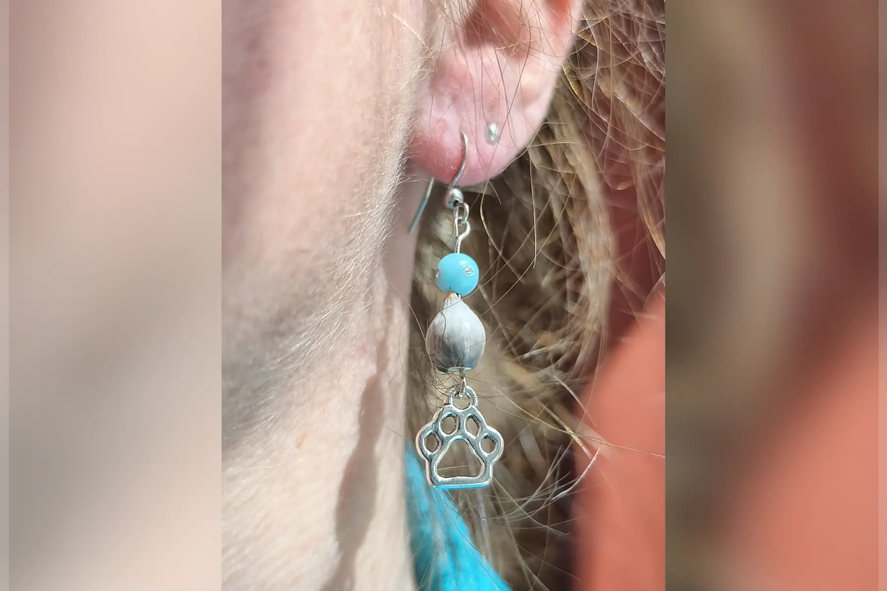 Boucles d’oreilles patoune perles bleues