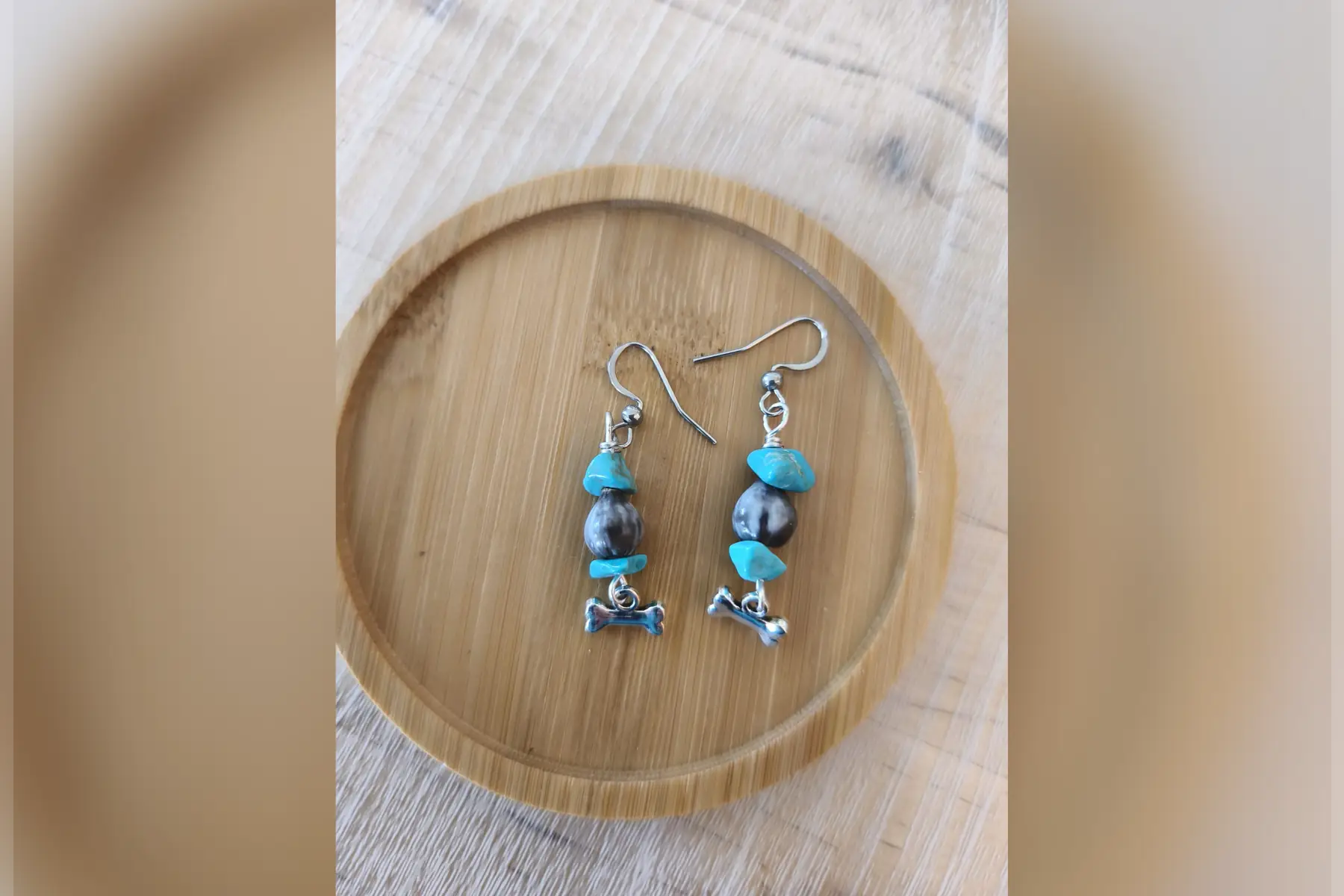 Boucles d’oreilles turquoise bleue et os argenté