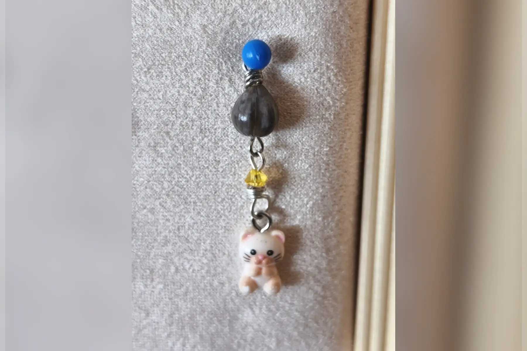 Pendentif chaton beige