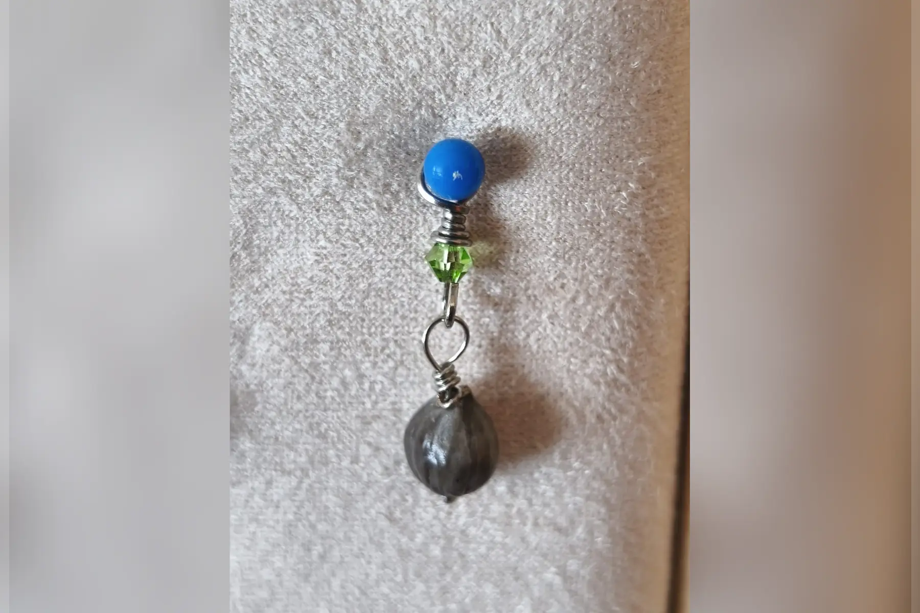 Pendentif travaillé Larme de Job argenté perle verte