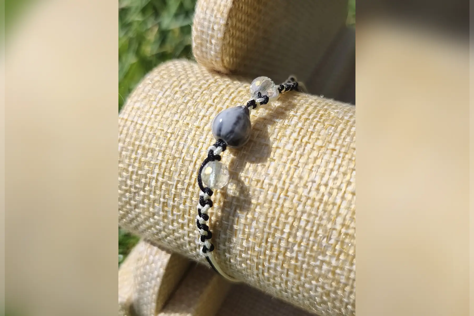 Bracelet macramé perles noir et blanc