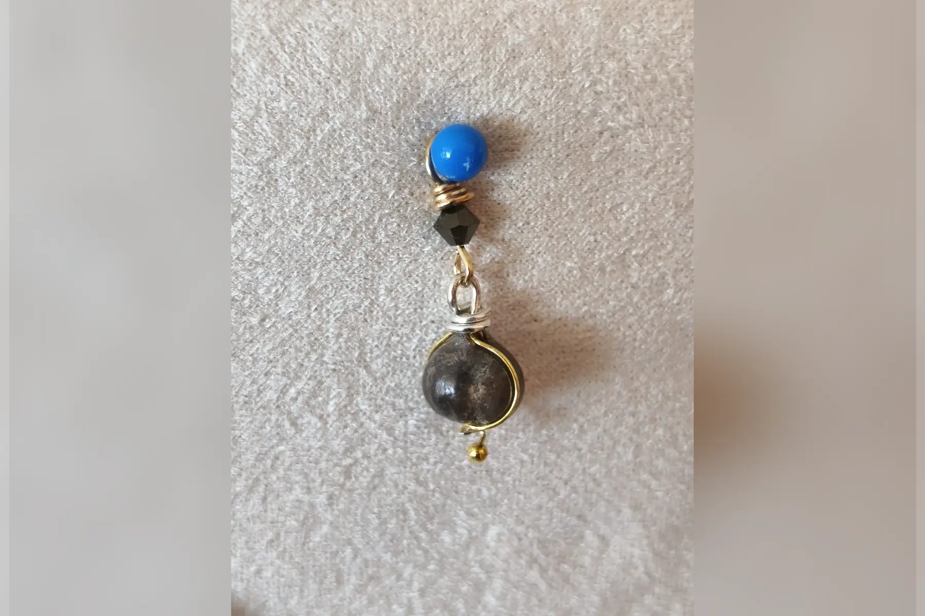 Pendentif travaillé Larme de Job doré perle noire
