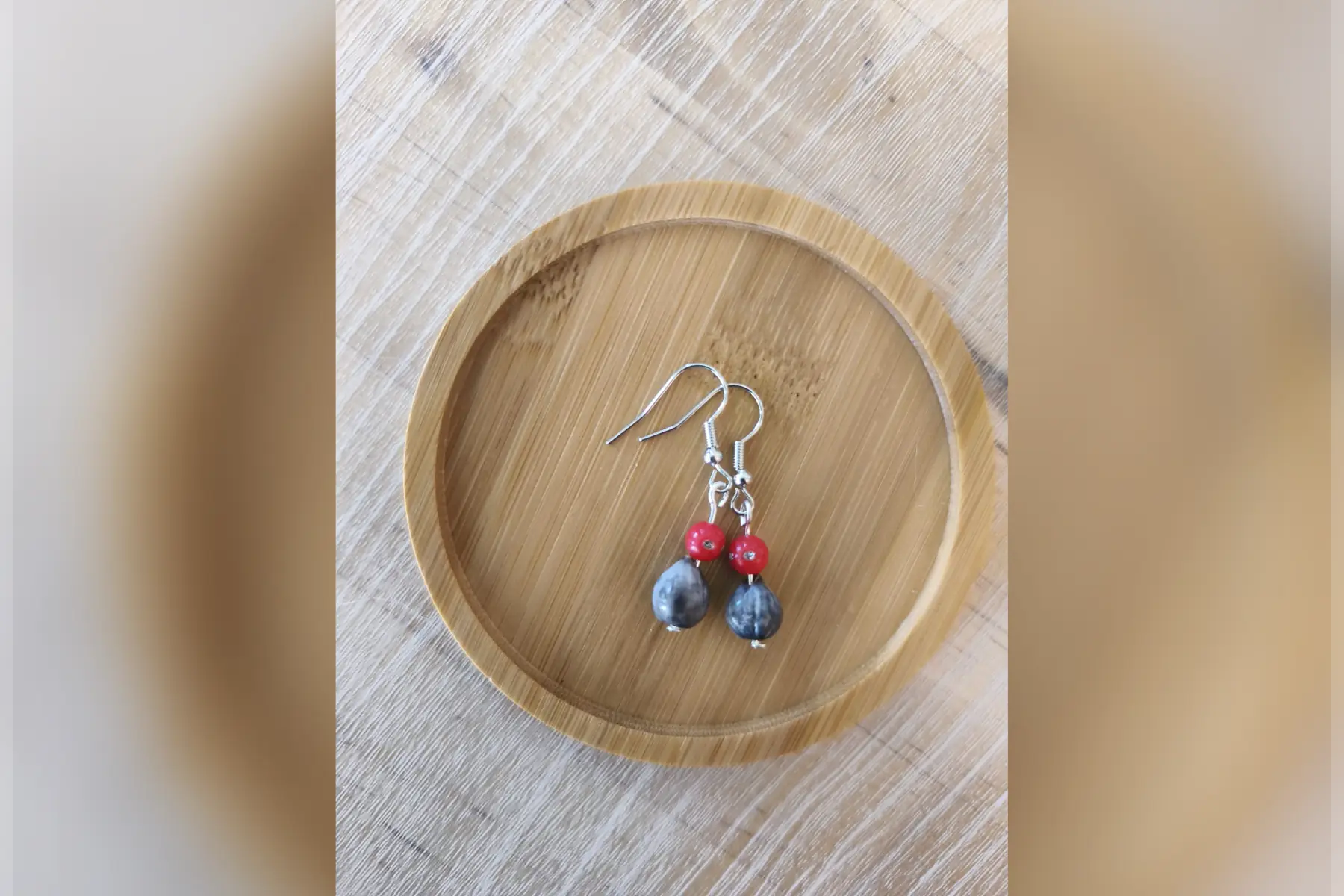 Boucles d’oreilles perles rouges brillantes