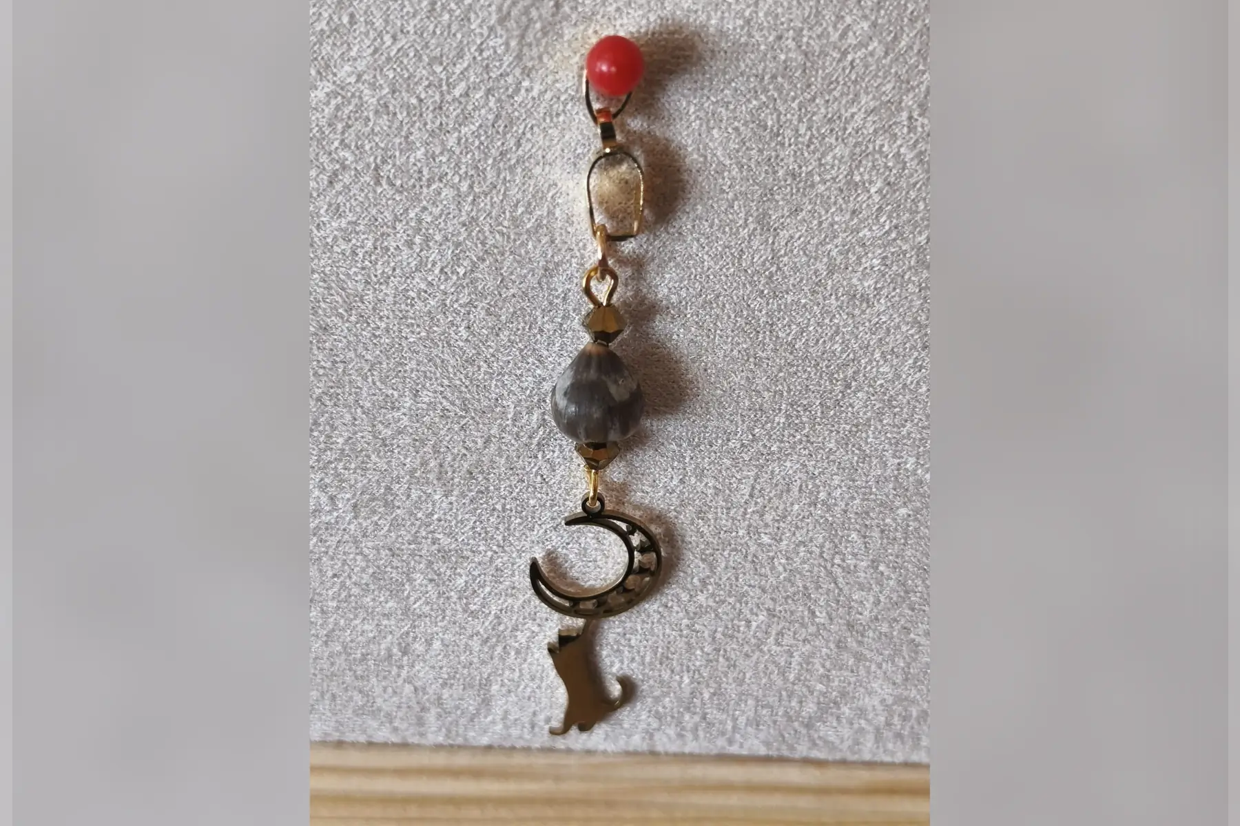 Pendentif chaton jouant avec la lune